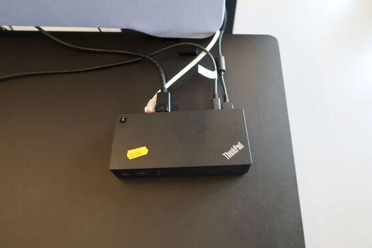 Computerskærm SAMSUNG F24T452FQR, dockingstation LENOVO ThinkPad, tastatur, mus