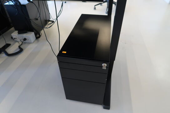 El. hæve/sænke skrivebord uden indhold med afskærmning samt skuffemodul