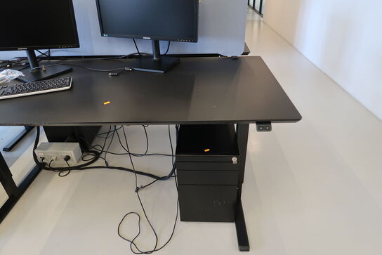 El. hæve/sænke skrivebord uden indhold med afskærmning samt skuffemodul