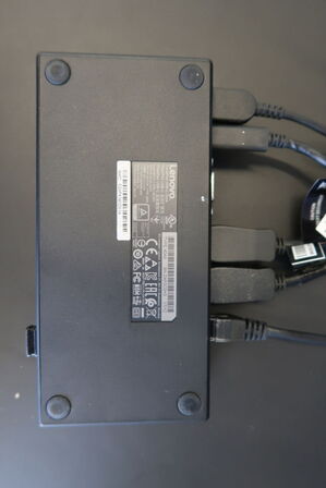 2 stk. computerskærme SAMSUNG S24R650FDU, dockingstation LENOVO Thinkpad, tastatur, mus