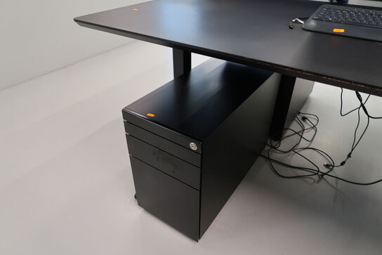 El. hæve/sænke skrivebord uden indhold med afskærmning samt skuffemodul