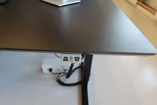 El. hæve/sænke skrivebord uden indhold med afskærmning samt skuffemodul