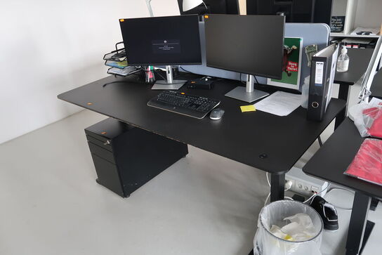 El. hæve/sænke skrivebord uden indhold med afskærmning samt skuffemodul