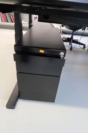 El. hæve/sænke skrivebord med afskærmning uden indhold samt skuffemodul