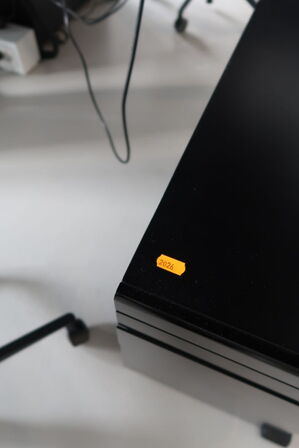 El. hæve/sænke skrivebord uden indhold med afskærmning samt skuffemodul