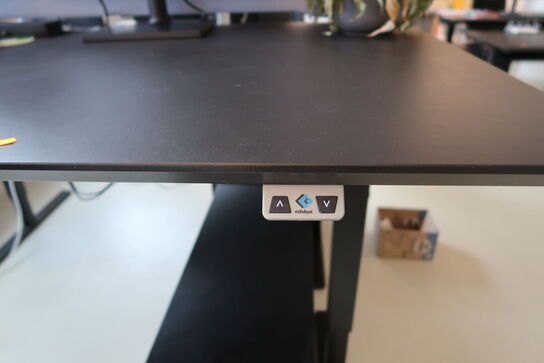 El. hæve/sænke skrivebord uden indhold med afskærmning samt skuffemodul