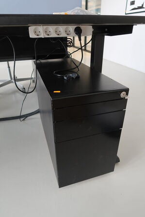 El. hæve/sænke skrivebord uden indhold med skuffemodul