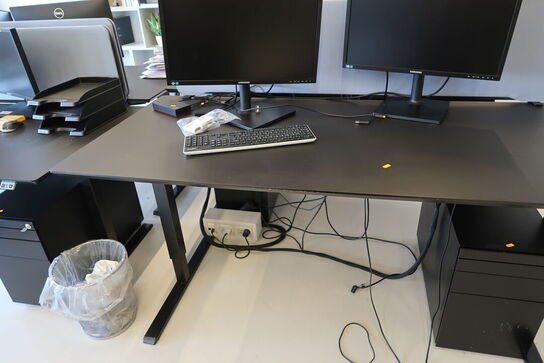 El. hæve/sænke skrivebord uden indhold med afskærmning samt skuffemodul