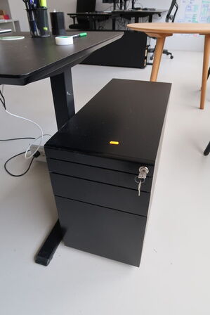 El. hæve/sænke skrivebord uden indhold samt skuffemodul