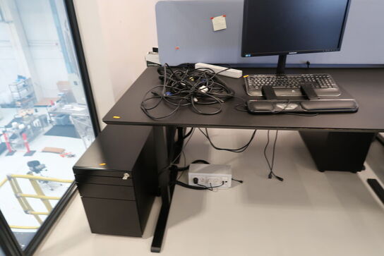 El. hæve/sænke skrivebord uden indhold med afskærmning samt skuffemodul