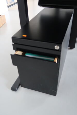 El. hæve/sænke skrivebord uden indhold med skuffemodul