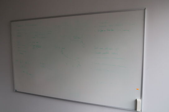 Whiteboard samt 2 stk. papirkurve