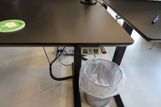 El. hæve/sænke skrivebord uden indhold med afskærmning samt skuffemodul