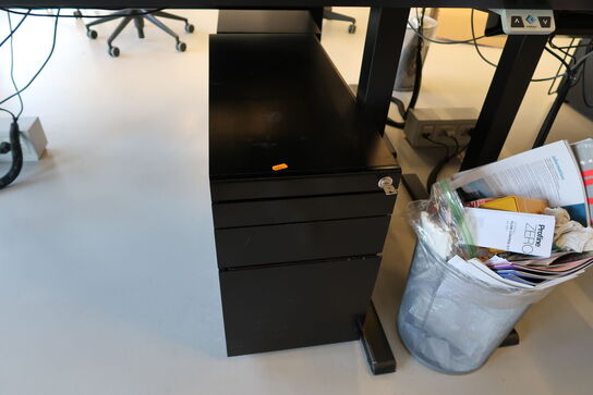 El. hæve/sænke skrivebord uden indhold med afskærmning samt skuffemodul