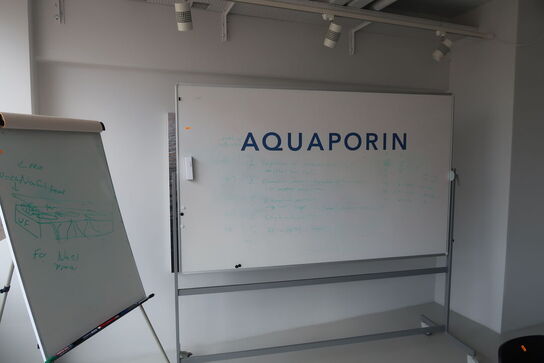 Reolsystem MUUTO Stacked uden indhold samt 2 stk. whiteboard