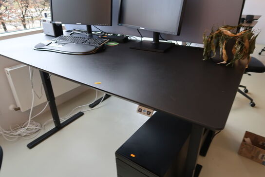 El. hæve/sænke skrivebord uden indhold med afskærmning samt skuffemodul