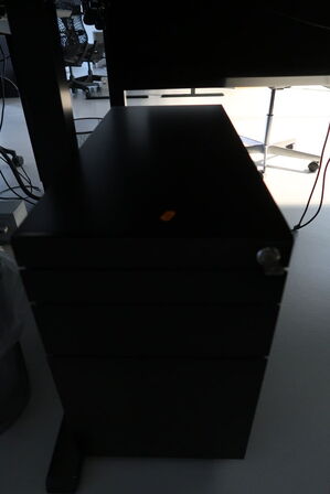 El. hæve/sænke skrivebord uden indhold med afskærmning samt skuffemodul