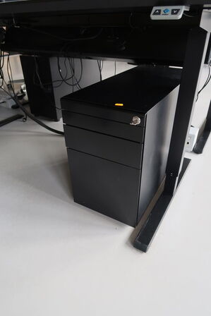 El. hæve/sænke skrivebord uden indhold med afskærmning samt skuffemodul