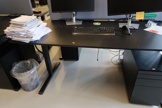 El. hæve/sænke skrivebord uden indhold med afskærmning samt skuffemodul