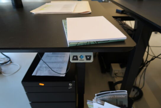 El. hæve/sænke skrivebord uden indhold med afskærmning samt skuffemodul