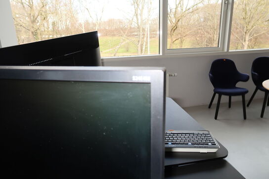 2 stk. computerskærme SAMSUNG S24E450B, dockingstation LENOVO Thinkpad, tastatur og mus