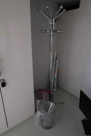 Stumtjener samt 2 stk. papirkurve