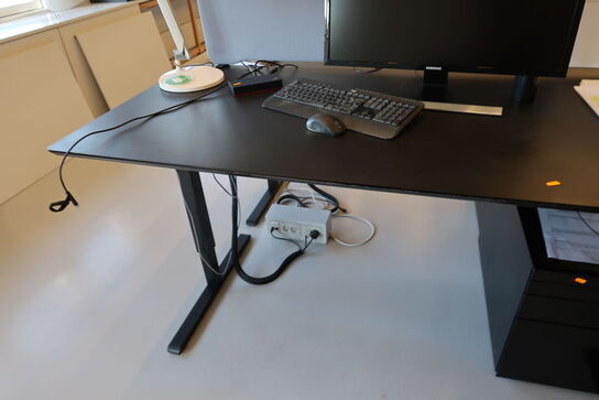 El. hæve/sænke skrivebord uden indhold med afskærmning samt skuffemodul