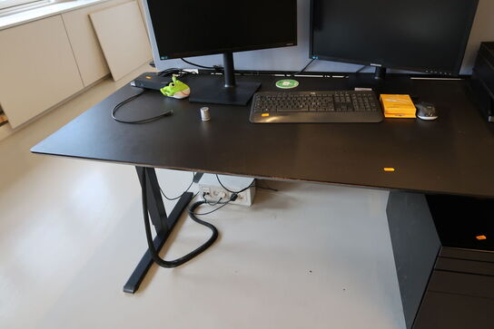 El. hæve/sænke skrivebord uden indhold med afskærmning samt skuffemodul