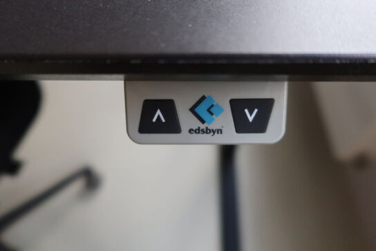 El. hæve/sænke skrivebord uden indhold med afskærmning samt skuffemodul