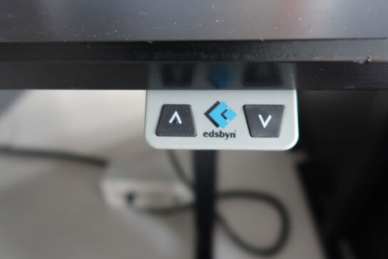 El. hæve/sænke skrivebord uden indhold med afskærmning samt skuffemodul