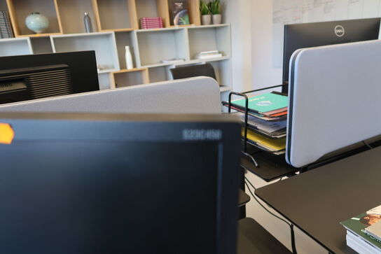 2 stk. computerskærme SAMSUNG S24E450, S23C450, dockingstation LENOVO Thinkpad, tastatur, mus