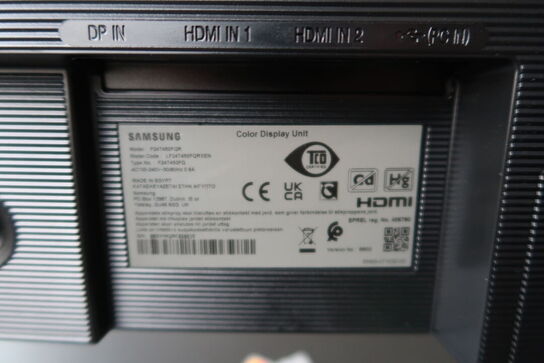 2 stk. computerskærme SAMSUNG F24T452FQR, dockingstation DELL, tastatur