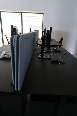 El. hæve/sænke skrivebord uden indhold med afskærmning samt skuffemodul