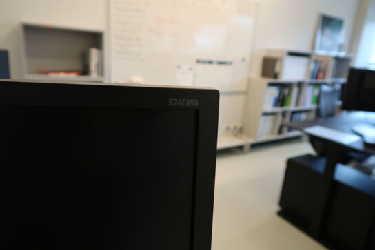 2 stk. computerskærme SAMSUNG S24E450D, dockingstation LENOVO ThinkPad Thunderbolt 3 Dock Gen 2, tastatur og mus