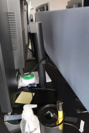 2 stk. computerskærme SAMSUNG S24E450, dockingstation LENOVO ThinkPad, tastatur