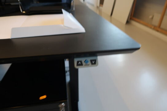 El. hæve/sænke skrivebord uden indhold med afskærmning samt skuffemodul