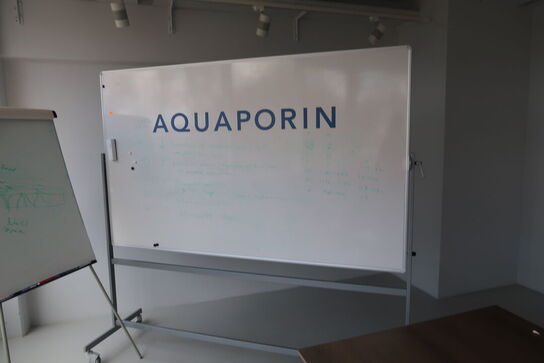 Reolsystem MUUTO Stacked uden indhold samt 2 stk. whiteboard