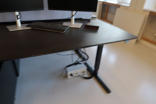 El. hæve/sænke skrivebord uden indhold med afskærmning samt skuffemodul