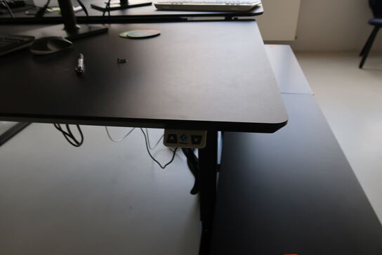 El. hæve/sænke skrivebord uden indhold samt skuffemodul