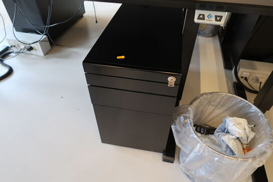 El. hæve/sænke skrivebord uden indhold med afskærmning samt skuffemodul