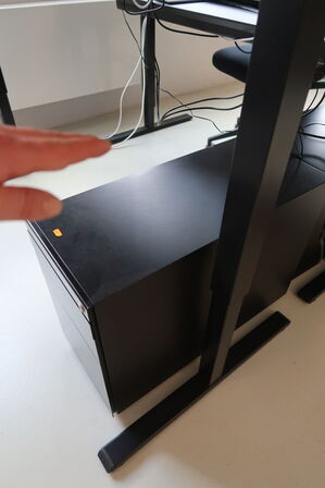 El. hæve/sænke skrivebord uden indhold med afskærmning samt skuffemodul