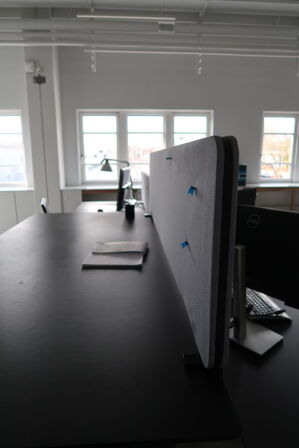 El. hæve/sænke skrivebord uden indhold med afskærmning samt skuffemodul