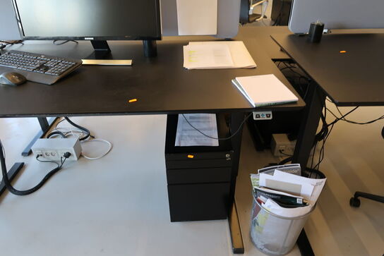 El. hæve/sænke skrivebord uden indhold med afskærmning samt skuffemodul