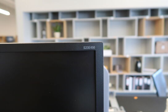 2 stk. computerskærme SAMSUNG S24E450, dockingstation LENOVO ThinkPad, tastatur, mus