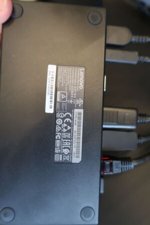 2 stk. computerskærme SAMSUNG 24T450FQR, dockingstation LENOVO ThinkPad, tastatur, mus