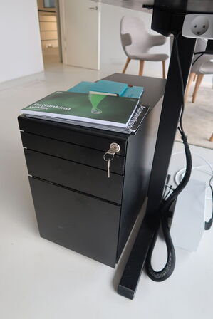 El. hæve/sænke skrivebord uden indhold samt skuffemodul