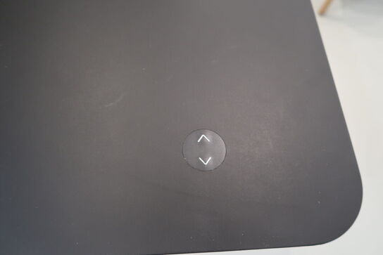 El. hæve/sænke skrivebord PAUSTIAN uden indhold med afskærmning samt skuffemodul