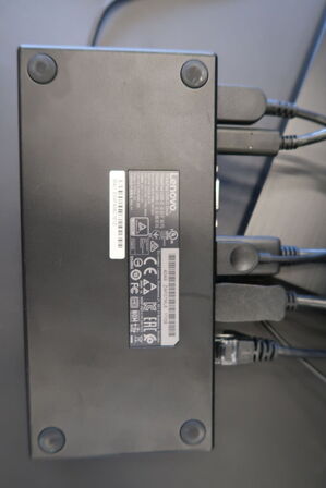 2 stk. computerskærme SAMSUNG S24E450 m.fl. tastatur, dockingstation LENOVO