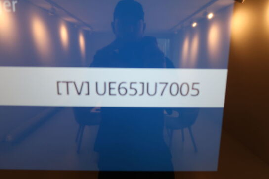 Fjernsyn SAMSUNG UE65JU7005 med fjernbetjening