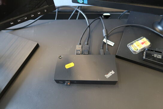 2 stk. computerskærme SAMSUNG S24E450, dockingstation LENOVO ThinkPad, tastatur, mus